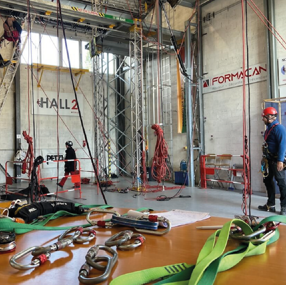 Lire la suite à propos de l’article Devenir technicien cordiste IRATA avec FORMACAN : la formation internationale pour les travaux en hauteur et sur cordes